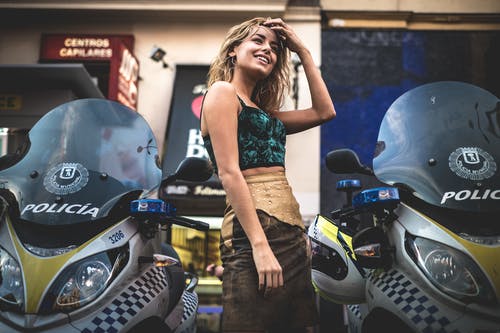 有关女人, 摩托车, 摆姿势的免费素材图片