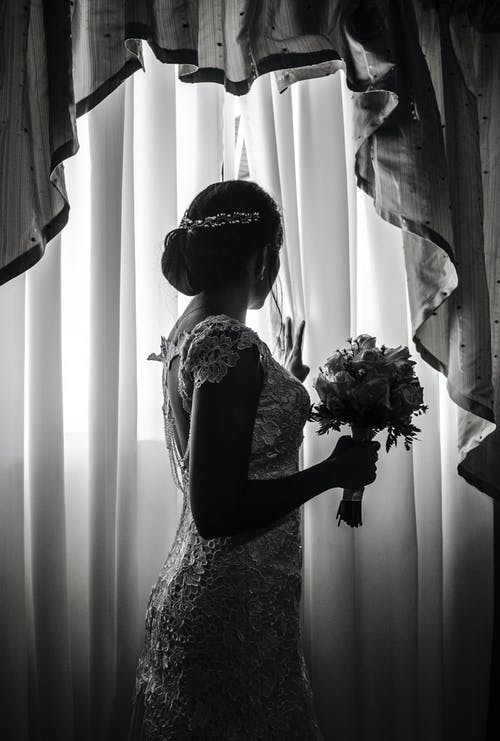 妇女的灰色无袖长连衣裙 · 免费素材图片