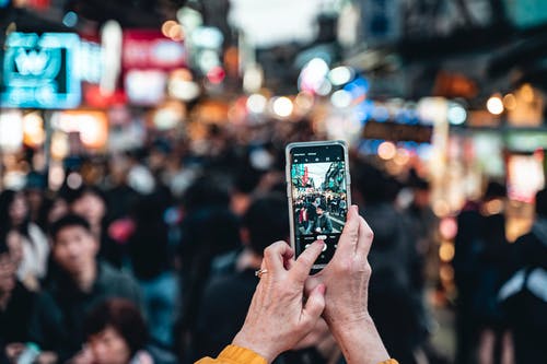 在大街上拍人的照片的人 · 免费素材图片