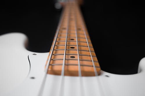 白色和棕色电低音吉他 · 免费素材图片