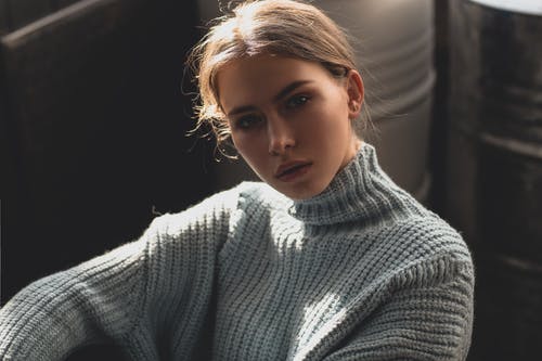 灰色高领毛衣的女人 · 免费素材图片