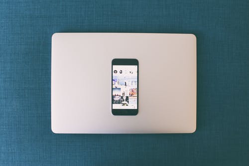 Macbook上的太空灰iphone 6 · 免费素材图片