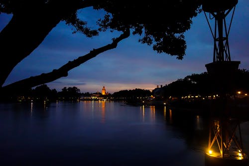 水体附近的点燃的混凝土建筑 · 免费素材图片