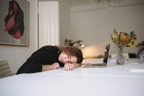 在桌子上睡觉的女人的照片 · 免费素材图片