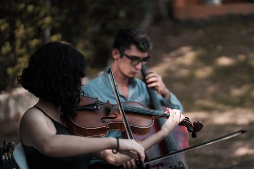 男人和女人拉小提琴 · 免费素材图片