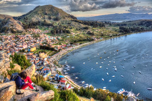 女人坐在一座山与山与海景 · 免费素材图片