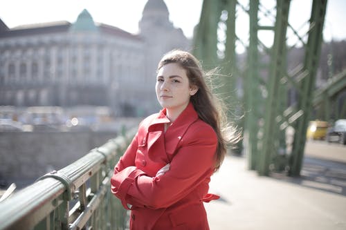 站在桥上的红色外套的女人 · 免费素材图片