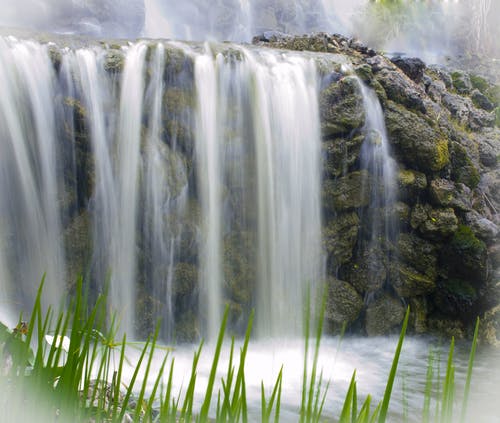 草地附近的瀑布 · 免费素材图片