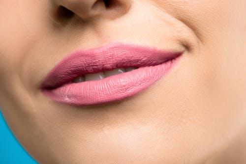 粉红色唇膏的女人 · 免费素材图片