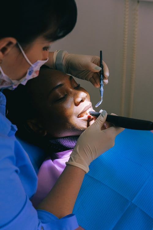 牙医检查人的牙齿 · 免费素材图片