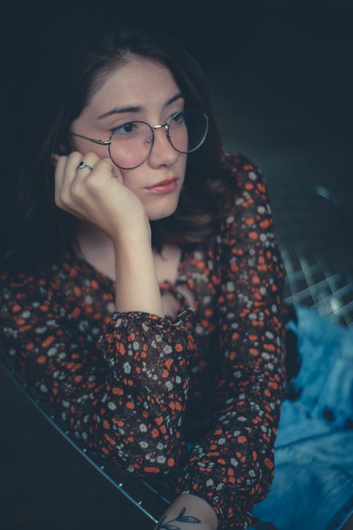 女人靠着她的手 · 免费素材图片