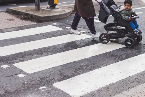 人在人行道上推婴儿车人行横道 · 免费素材图片