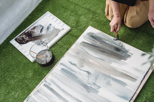 一个人画艺术品的高角度拍摄 · 免费素材图片