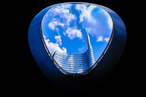 蓝蓝的天空下的混凝土建筑 · 免费素材图片