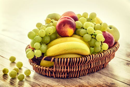 棕色柳条篮中的几种水果 · 免费素材图片