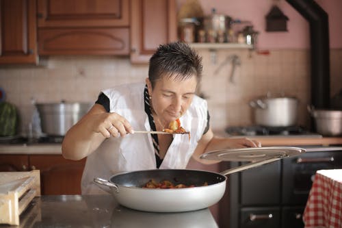 女人闻到食物的照片 · 免费素材图片