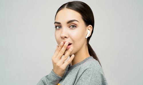 使用耳塞的女人的照片 · 免费素材图片