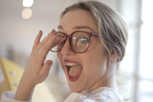 女人戴眼镜的特写照片 · 免费素材图片