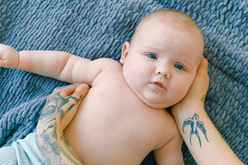 裸照婴儿躺在床上 · 免费素材图片