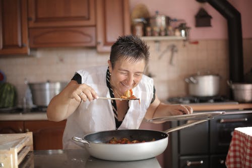 女人闻到食物的照片 · 免费素材图片