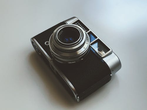 银色和黑色傻瓜相机 · 免费素材图片