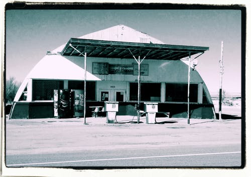 白色和灰色加油站 · 免费素材图片