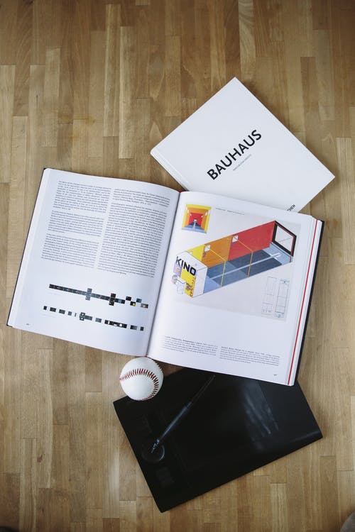 棕色木制的桌子上的白书 · 免费素材图片