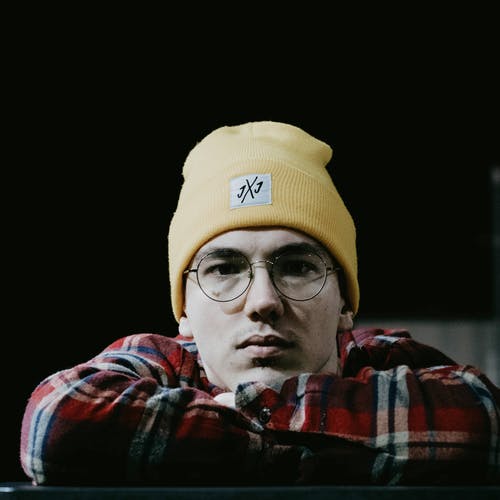 戴着黄色豆豆的男人的照片 · 免费素材图片