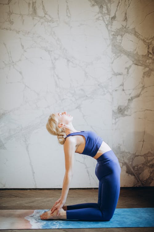 蓝色背心和蓝色紧身裤，做瑜伽的女人 · 免费素材图片