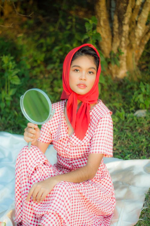 有关坐, 垂直拍摄, 头巾的免费素材图片