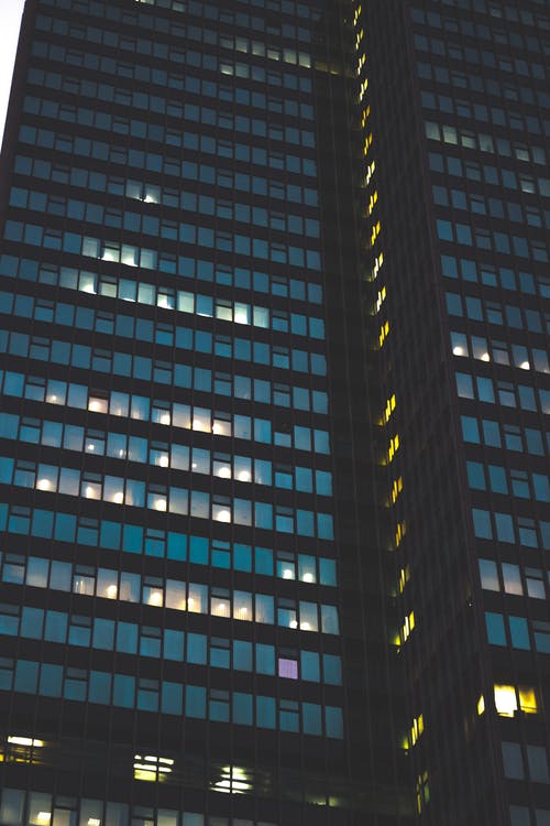 黑色和蓝色建筑物的底视图 · 免费素材图片