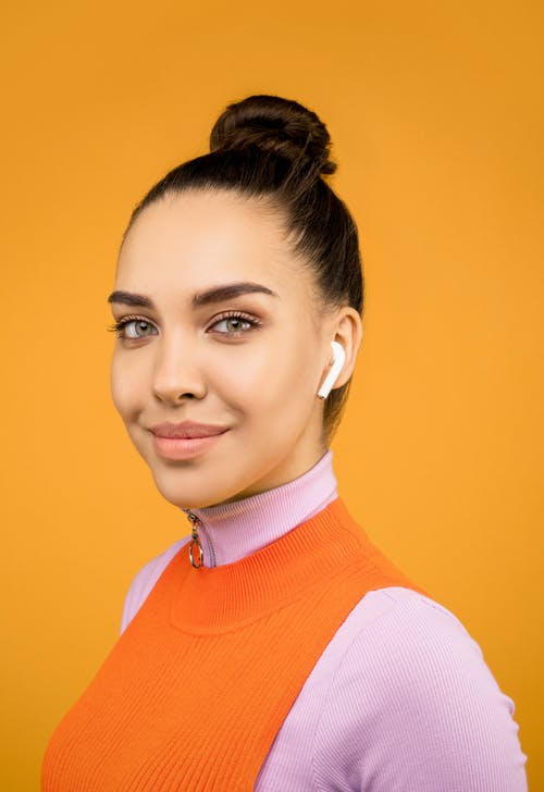 橙色圆领衬衫的女人 · 免费素材图片