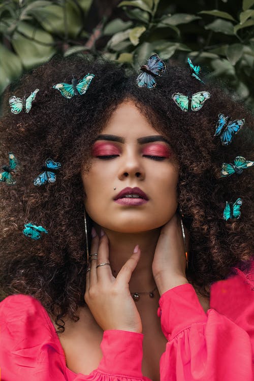 蝴蝶配件在头发上的女人 · 免费素材图片