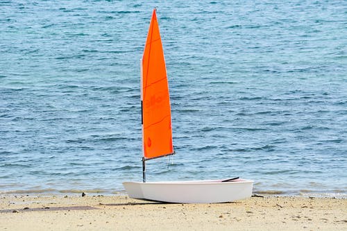 水体附近的白色和橙色船 · 免费素材图片