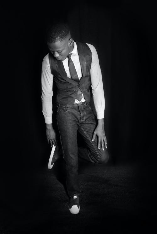 身穿黑色正装的男人 · 免费素材图片