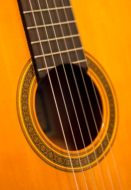 棕色木吉他 · 免费素材图片