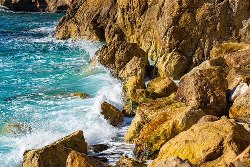 水体附近的岩层照片 · 免费素材图片