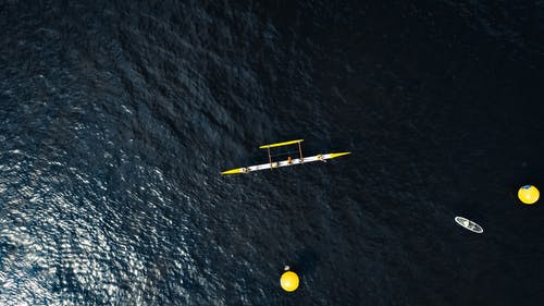 水体上的白色和黄色摩托艇 · 免费素材图片