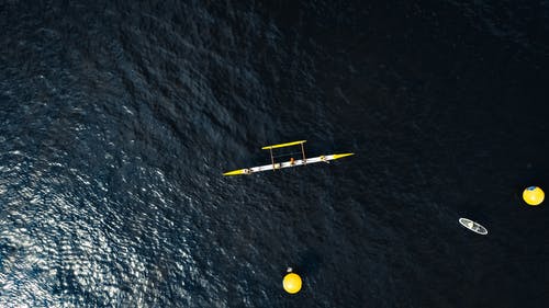 水体上的白色和黄色摩托艇 · 免费素材图片