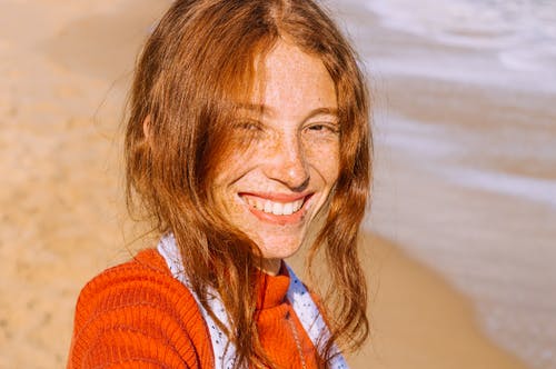微笑的妇女画象照片有支持海滩的雀斑的 · 免费素材图片