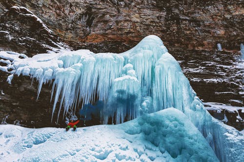 人坐在冰柱山 · 免费素材图片