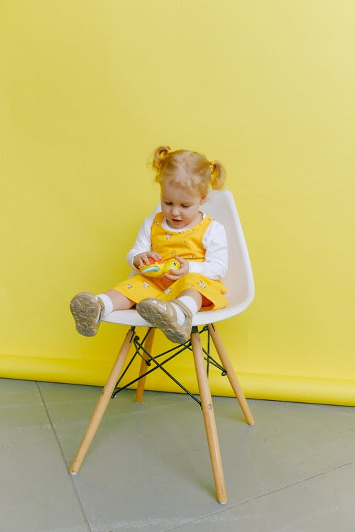 坐在椅子上的宝贝女儿 · 免费素材图片