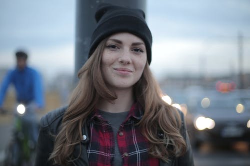 女人戴着黑色的针织帽 · 免费素材图片