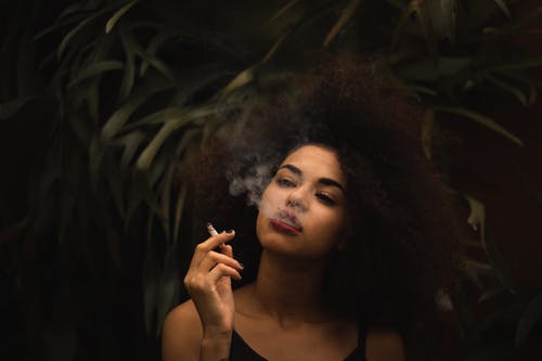 女人吸烟香烟 · 免费素材图片