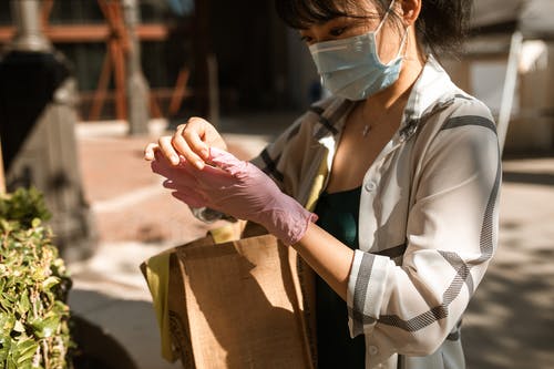 衬衫拿着棕色纸板箱的白色按钮的女人 · 免费素材图片