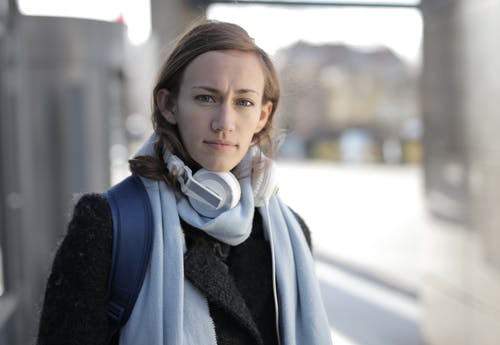 黑色的皮大衣，围巾的女人 · 免费素材图片