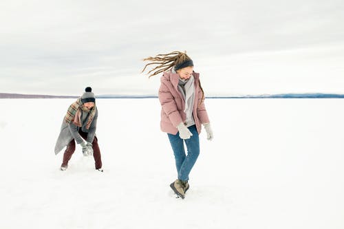 情侣玩雪 · 免费素材图片