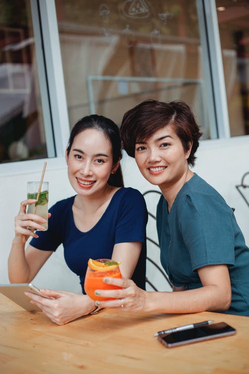有魅力的亚洲妇女，在桌上的鸡尾酒 · 免费素材图片