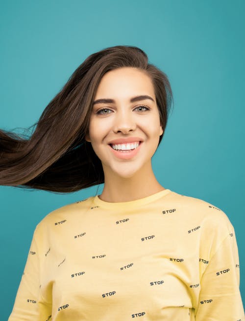 黄色衬衫的微笑女人的照片 · 免费素材图片