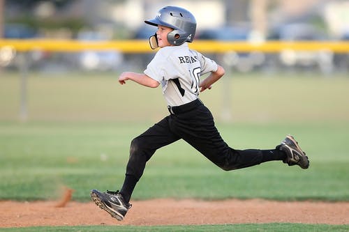 穿着灰色和黑色制服的棒球运动员 · 免费素材图片